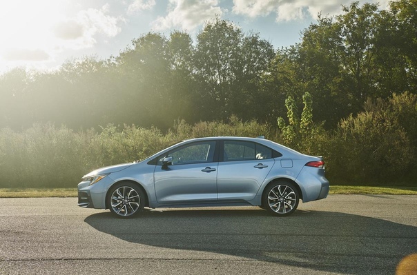 Toyota представила новую Corolla. Компания Toyota представила седан Corolla нового поколения для американского рынка. Новинка переехала на платформу TNGA, получила новую внешность, двухлитровый