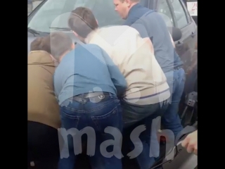 В Вологде автомобилисты спасли парня, заблокированного под машиной