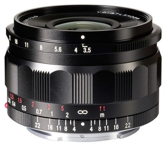 В марте этого года компания Cosina анонсировала полнокадровый объектив Voigtlander Color-Skopar 21mm f/3.5 Aspherical с креплением Sony E. Раскрыв технические характеристики изделия, производитель не стал называть дату начала продаж и цену, пообещав сделать это позже. Ссылаясь на сообщение ресурса Nokishita, источник утверждает, что недостающие данные станут известны завтра, 19 сентября. Напомним, объектив с фокусным расстоянием 21 мм и максимальной диафрагмой f/3,5 построен по схеме, включающей девять элементов в восьми группах. Диафрагма, образуемая десятью лепестками, закрывается до значения f/22 с шагом 1,3EV. Минимальная дистанция фокусировки составляет 20 см. На объектив можно устанавливать фильтры диаметром 52 мм. Наибольший диаметр самого объектива равен 62,8 мм, длина — 39,9 мм. Объектив фокусируется вручную и может приглянуться любителям пейзажной и архитектурной съемки. Конечно, этим круг применения Color-Skopar 21mm f/3.5 Aspherical не ограничивается. Следует отметить, что объектив Voigtlander Color-Skopar 21mm f/3.5 Aspherical оснащен процессором, передающим в камеру значения для записи в EXIF.