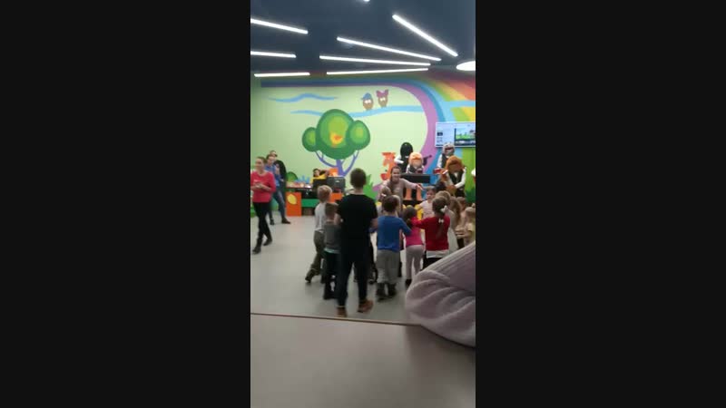 Kids Island. Детки танцуют.