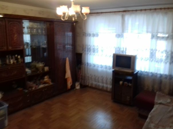 Фото: Метро Жулебино 500 м. Проживание без хозяев. Одной или двум девушкам.<br>Без посредников и комиссии.<br>Сдается теплая и очень уютная комната (30 кв.м. ) в двухкомнатной квартире( 82 кв.м.) В комнате есть стенка со множеством полок и шкаф для одежды, телевизор , и 2 двухспальных кровати-диваны.Очень большая лоджия в комнате. В квартире прекрасная шумоизоляция. Просторная кухня (18 кв.м) раздельный с/у. В квартире все есть, в том числе и духовая электрическая печь. Рядом с домом метро Жулебино(4 мин пешком). Утром, практически всегда можно сесть на место в вагоне метро. Развитая инфроструктура . Много магазинов шаговой доступнусти. В 50 МЕТРАХ от дома ФИТНЕСС-КЛУБ. В 300 метрах от дома фермерский рынок с всегда свежими и недорогими продуктами. Тихий и спокойный двор, возможность парковки. ( двор не перегружен машинами). Чистый ухоженный подъезд с консьержкой. <br><br>ВАЖНО!!!<br>Комната сдается только одной или двум девушкам ( женщинам). Семейным парам - не сдается. Стоимость аренды фиксированная и составляет 22 тысячи за двоих проживающих. И никаких доплат за коммуналку. Отличный и недорогой вариант для этого района. <br>Извиняюсь за качество фото. В реальности все гороздо наряднее:))<br>по всем вопросам пишите в лс или звоните по тел 8-966-160-34-86.<br>Спасибо за проявленное внимание