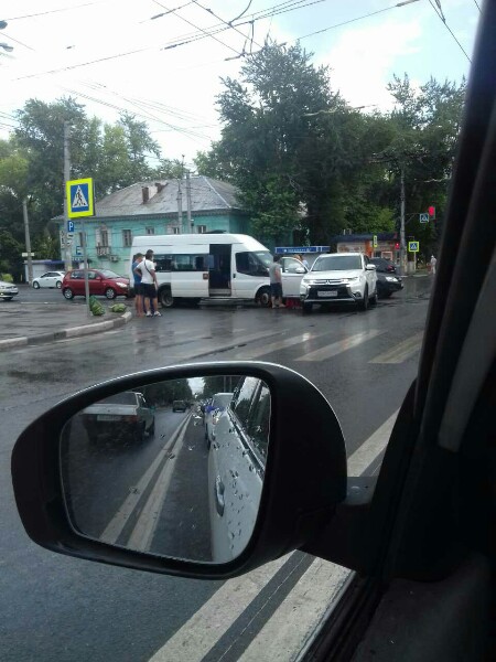 В Самаре на проспекте Кирова маршрутка протаранила «Mitsubishi» В Самаре на проспекте Кирова маршрутка протаранила «Mitsubishi»