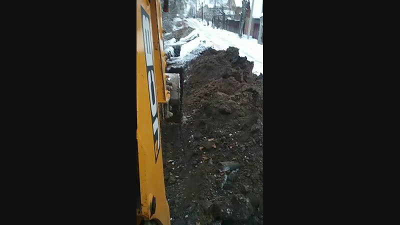 зима копаю траншею под водопровод