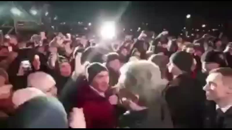 Порошенко распускает руки.