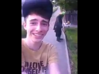 Он просто хотел селфи с бабулей