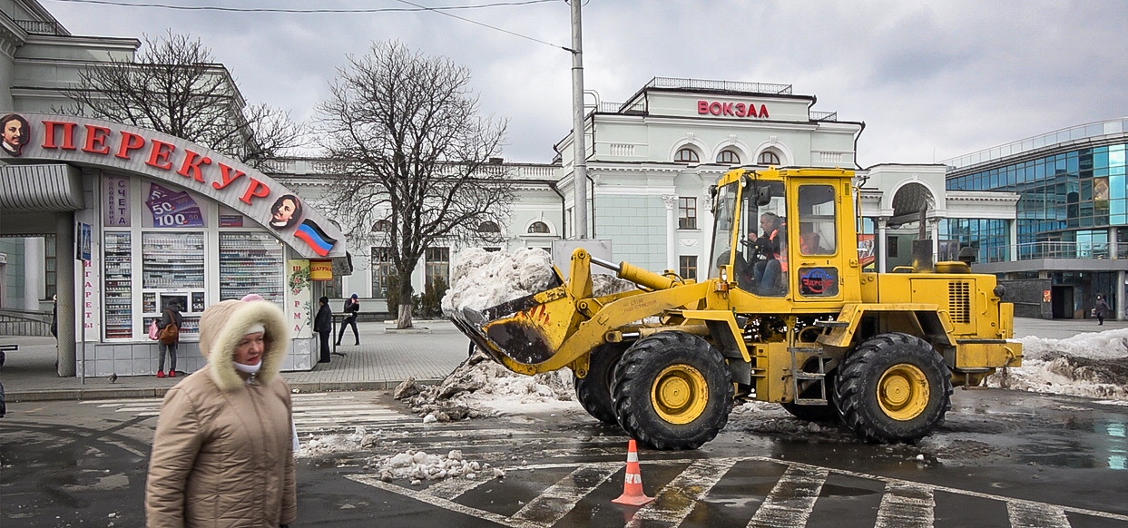Донецкие коммунальщики продолжают бороться со снегом на дорогах города