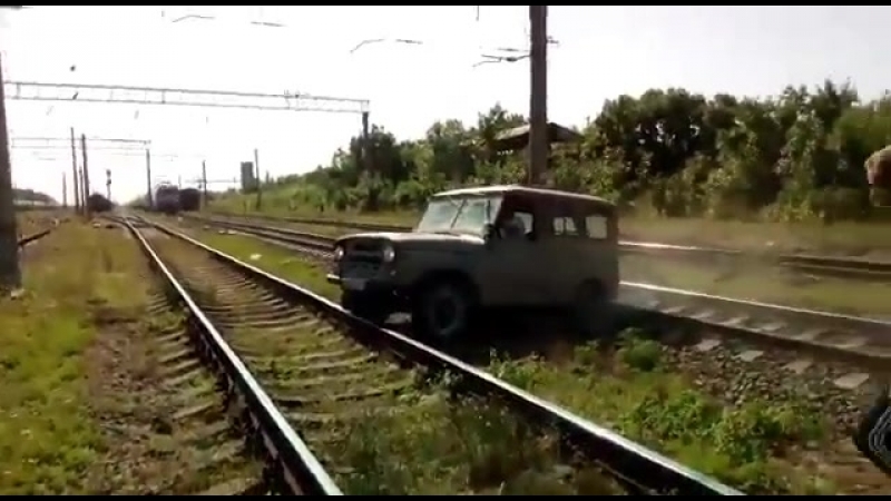 Поезд сбивает УАЗ