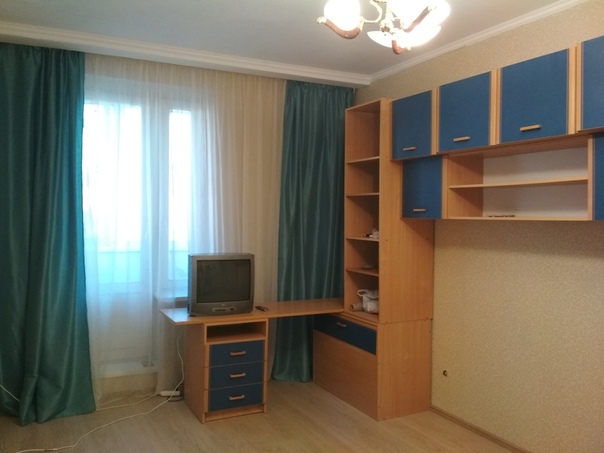 Сдаём 2 комнаты в 3-х комнатной квартире(собственник). Квартира находится по адресу Святоозерская ул.д.9. <br>В комнатах сделан ремонт. В настоящее время проживает один постоялец (женщина 50 лет). В квартире имеется все нужное для проживания(диваны покупаются) Сантехника новая. Имеется 2 санузла. Балкон на кухне. И в одной из комнат. Из техники холодильник,телевизоры,wifi, микроволновая печь, плита, стиральная машина,чайник. Посуда на кухне также есть. От метро Новокосино/Выхино 15-20 минут на автобусе. В пешей доступности ТРЦ, Леруа, Окей,кинотеатр,много супермаркетов. В ближайшее время будет метро Косино в пешей доступности 5-7 минут. Ищем чистоплотных славян,желательно девушек. Стоимость 15000 месяц+счётчики(свет,вода).Депозит за последний месяц. Писать в личные сообщения. Репост приветствуется - фото Фото: Сдаём 2 комнаты в 3-х комнатной квартире(собственник). Квартира находится по адресу Святоозерская ул.д.9. <br>В комнатах сделан ремонт. В настоящее время проживает один постоялец (женщина 50 лет). В квартире имеется все нужное для проживания(диваны покупаются) Сантехника новая. Имеется 2 санузла. Балкон на кухне. И в одной из комнат. Из техники холодильник,телевизоры,wifi, микроволновая печь, плита, стиральная машина,чайник. Посуда на кухне также есть. От метро Новокосино/Выхино 15-20 минут на автобусе. В пешей доступности ТРЦ, Леруа, Окей,кинотеатр,много супермаркетов. В ближайшее время будет метро Косино в пешей доступности 5-7 минут. Ищем чистоплотных славян,желательно девушек. Стоимость 15000 месяц+счётчики(свет,вода).Депозит за последний месяц. Писать в личные сообщения. Репост приветствуется