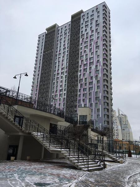 Фото: Сдаю квартиру-студию 30м2 в современном доме с панорамным видом на 17 этаже. Это откроет для вас обзор на все красоты этого города.<br>Дом входит в ЖК Арт — принимали участие в этом создании итальянские мЕтры современного искусства. <br>Дом-хамелеон с фасадом, который меняет цвет в зависимости от погоды — что несказанно будет радовать жителей этого городка.<br>Дом находится по адресу: МО, г. Красногорск, ул. Авангардная дом 5, этаж 17.<br>Кухня совмещена с жилой зоной. В квартире есть всё необходимое для комфортного проживания (смотрите фото). В доме высокоскоростные лифты, а также единая система кондиционирования.<br>Инфраструктура развита — спортивная зона 