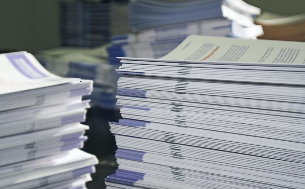Операторы печатных изданий могут осуществлять надзор за выпуском брошюр или брошюр.
