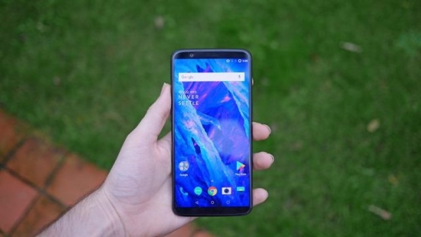 Еще в июле сообщалось, что свежее обновление для смартфонов OnePlus 5 и OnePlus 5T помимо изменений в пользовательском интерфейсе, различных улучшений и оптимизаций, должно было добавить поддержку Project Treble. Напомним, инициатива Project Treble, которую также называют модульной базой Android, должна решить проблему медленного процесса обновления соответствующих устройств. Данная поддержка также упрощает жизнь разработчикам, которые без проблем могут проверять собственные прошивки на OnePlus 5 и OnePlus 5T. Однако, по факту, поддержка Project Treble были добавлена в OnePlus 5 и OnePlus 5T только на этой неделе в составе новой стабильной версии OxygenOS. Это означает, что Android 9.0 Pie для этих смартфонов выйдет в ближайшее время. После чего обновление также получат владельцы OnePlus 3/3T.