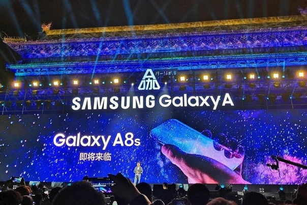 На этой неделе презентации Samsung показала первый слайд с полностью безрамочным смартфоном Galaxy A8s, пообещав, что в нем впервые будет реализована какая-то новая технология. В Сети начались строить догадки о том, что же это может быть. По одной из версии, новинка среднего ценового диапазона будет оснащена подэкранным дактилоскопическим датчиком. Однако хорошо зарекомендовавший себя инсайдер Стивен Хеммерстоффер (Steven Hemmerstoffer), не называя собственных информаторов, уже опроверг это предположение. По его данным, Samsung Galaxy A8s точно не получит подэкранный сканер отпечатков пальцев. Он также добавил, что устройство будет доступно в трех цветах: синем, зеленом и серебристом. Это означает, что первым устройством южнокорейского производителя с подэкранным сканером отпечатков пальцев, как и считалось долгое время до этого, должен оказаться Samsung Galaxy S10. Что касается Samsung Galaxy A8s, то экран устройства будет иметь круглое отверстие под фронтальную камеру.