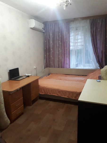 МО, Долгопрудный г, Лихачевское шоссе, 8к1. <br>Продается трёхкомнатная квартира на 4 этаже 5 этажного теплого кирпичного дома. Общая площадь 57,4 кв.м, жилая 41,9 (17,5-14-10,4) кв.м, кухня 5,7 кв.м. Комнаты изолированные, раздельный санузел в плитке, балкон застеклен. Очень уютная и теплая квартира, частично сделан ремонт. Лучший район города, тихий двор, шлагбаум (въезд на авто только для жильцов дома), напротив дома остановка 30 сек ходьбы, в двух шагах несколько школ и садиков, множество супермаркетов и магазинов, 2 парка. Менее 3 лет в собственности, 2 взрослых собственника, юридически чиста. Свободная продажа. Помощь в получении ипотеки. Звоните, оперативный показ. <br>5 500 000 руб. 8(917)555-71-43 Роман - фото Фото: МО, Долгопрудный г, Лихачевское шоссе, 8к1. <br>Продается трёхкомнатная квартира на 4 этаже 5 этажного теплого кирпичного дома. Общая площадь 57,4 кв.м, жилая 41,9 (17,5-14-10,4) кв.м, кухня 5,7 кв.м. Комнаты изолированные, раздельный санузел в плитке, балкон застеклен. Очень уютная и теплая квартира, частично сделан ремонт. Лучший район города, тихий двор, шлагбаум (въезд на авто только для жильцов дома), напротив дома остановка 30 сек ходьбы, в двух шагах несколько школ и садиков, множество супермаркетов и магазинов, 2 парка. Менее 3 лет в собственности, 2 взрослых собственника, юридически чиста. Свободная продажа. Помощь в получении ипотеки. Звоните, оперативный показ. <br>5 500 000 руб. 8(917)555-71-43 Роман