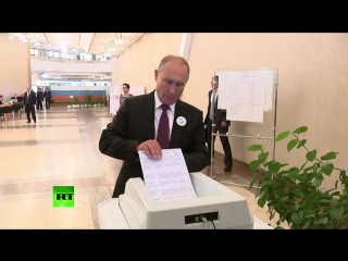 Объяснен конфуз Путина с бюллетенем