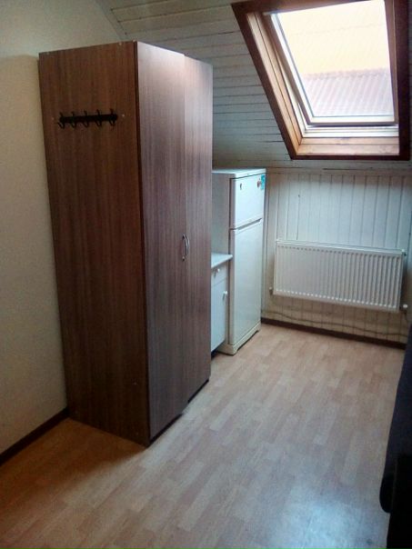 Фото: Небольшая уютная студия 18 м2 для 1-2 человек в частном доме в коттеджном поселке г.Апрелевка. Арендная плата 14 900 р в месяц. БЕЗ комиссии риелторам, депозит можем разбить на 2 части. <br> <br>Смотрите также небольшой видео обзор. <br> <br>Студия только после ремонта, вся мебель и техника новые. Все фото реальные. Для удобства арендаторов в студии уже есть холодильник, плита, стиральная машина, диван, шкаф, кухонный стол со стульями. <br>Вся городская инфраструктура в шаговой доступности: магазины, аптеки, спорткомплекс, больница. <br> <br>До автобусной остановки 7 минут пешком. Автобусы ходят каждые 10-15 минут до м. Саларьево, Тропарево, Юго-Западная, Румянцево. Время в пути 15-20 минут. <br> <br>Большая придомовая территория позволяет проводить много времени на свежем воздухе: гулять, заниматься спортом или жарить с друзьями шашлыки. А в теплое время года приятно просто посидеть в беседке. <br>Автовладельцы оценят наличие парковки рядом с домом, больше не придется ломать голову и искать, где поставить машину! <br> <br>Акция! При заселении до 30 октября – 3 месяца интернета в подарок и бесплатная парковка для вашего авто на нашей стоянке на все время проживания. <br> <br>+ а также приятный подарок-сюрприз при заселении <br><br> Звоните с 10:00 до 22:00 по номерам 8 977 138 52 14, 8 925 323 63 42, Тимур <br> Показы оперативно в день звонка!