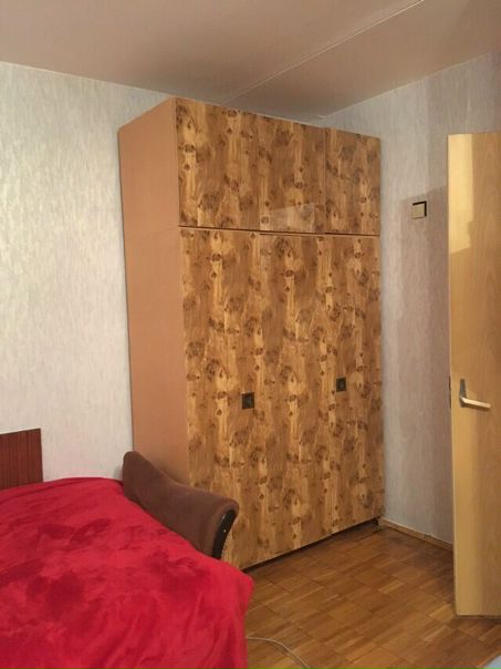 Фото: Всем привет! Ищу соседку в 2-х комнатную квартиру (Заселение 11 декабря), в одной комнате я(и кошка) в будни работаю, ухожу рано, прихожу поздно, во второй комнате-ты, надеюсь тоже чистоплотная , работающая и платёжеспособная, больше ни чего не надо!!)<br>Теперь о самой квартире: месторасположение 10-15 минут пешком до метро Текстильщики, рядом Пятерочка, Магнит, аптека, ателье и прочие нужные магазины.<br>Касаемо комнаты, всё видно на фото (22 квадрата и большой балкон), в доме есть лифт, 6 этаж.<br>Ну и главное стоимость:17500+счетчики (с каждой около 700)+залог разбивается на 2 части.<br><br>