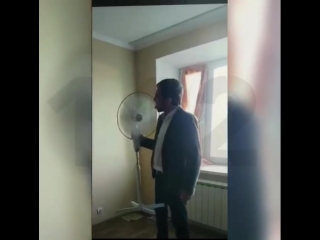 Депутат Чебоксарского городского Собрания депутатов 6-го созыва Ковалёв Антон Андреевич останавливает языком вентилятор. Не спра