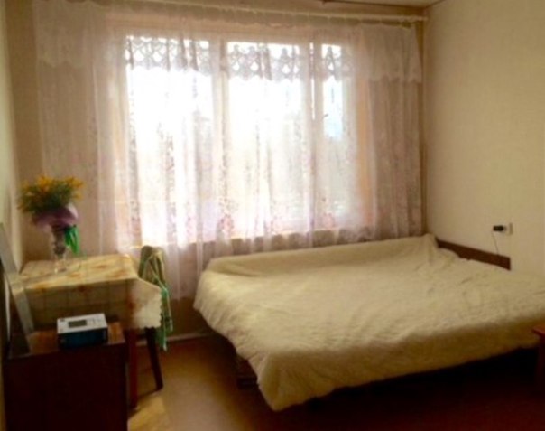 Фото: Сдается комната в 3-комнатной квартире. В двух других комнатах живет по одной девушке, одна дизайнер, другая бухгалтер. Ищем соседку дружелюбную, аккуратную и платёжеспособную.<br>Комната большая  16 кв. м., окна на южную сторону во двор, поэтому светло и тихо. Комната проходная, но через неё ходит только одна соседка, у другой вход из прихожей. Есть в комнате кровать, шкаф, тумбочка, стол и стул. Холодильник и стиральная машинка на кухне. Есть вай-фай.<br><br>Территориально 5 мин. до м. Новогиреево транспортом или 20 мин. пешком, еще можно за 15 мин до м. Партизанская автобусом доехать. Остановка напротив подъезда.<br>Стоимость 12 000 руб., включая коммуналку и свет. Торг уместен. Без залога и оплаты риелторам! Есть депозит за последний месяц проживания, зато потом за последний месяц проживания платить не надо будет, так как он  оплачен заранее.<br>Район тихий, развитая  инфраструктура, рядом в 5 минутах парк с беговыми дорожками, тренажёрами, да и просто красивый для прогулок.