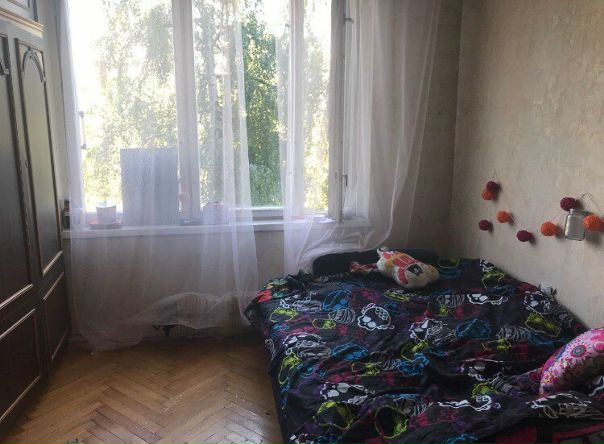 Сдаётся комната около метро Выхино в 10-ти минутах ходьбы.<br>комната просторная, имеется вместительный шкаф, диван, рабочий стол<br>соседи: пара в одной комнате, в другой мама с дочкой. все очень тихие, дружелюбные<br>в квартире все имеется: холодильник, микроволновка, плита, санузел раздельный<br>можно парой, желательно до 35 лет<br>хозяин не беспокоит.<br>оплата 16000+коммунальные услуги~700 рублей.<br>депозит 16000 можно разбить на 2 месяца<br> Йенс - фото Фото: Сдаётся комната около метро Выхино в 10-ти минутах ходьбы.<br>комната просторная, имеется вместительный шкаф, диван, рабочий стол<br>соседи: пара в одной комнате, в другой мама с дочкой. все очень тихие, дружелюбные<br>в квартире все имеется: холодильник, микроволновка, плита, санузел раздельный<br>можно парой, желательно до 35 лет<br>хозяин не беспокоит.<br>оплата 16000+коммунальные услуги~700 рублей.<br>депозит 16000 можно разбить на 2 месяца<br> Йенс