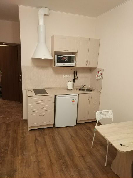 Фото: Дорогие друзья! <br>Очень интересный вариант. <br>Вашему вниманию предлагаются квартира-студия, 18 кв. м., в ЖК Люберцы 2017 (ул. Озёрная,д.3). От СОБСТВЕННИКА. Ремонт закончили 2 месяца назад. <br>Вариант идеально подойдет для Вас, если Вы работаете или учитесь в ближайших районах или готовы тратить больше времени на дорогу, за счёт экономии и приятных условий проживания. Эта замечательная студия – для проживания строго ОДНОГО человека. <br><br>Автобусная остановка в 5-ти минутах от дома. На маршрутке до метро Выхино без пробок – около 30-ти минут. Но в час-пик это время существенно увеличивается. Ходят маршрутки до метро Новокосино, Лермонтовский проспект, ж/д. станции Люберцы-1.<br>Очень тихо – на окнах стеклопакеты. Рядом озеро и лес. <br>В квартире есть все для комфортного проживания. В комнате: большой шкаф для одежды,двуспальный диван евро-книжка,зеркало,кофейный столик,телевизор с цифровым телевидением. <br>На кухне: плита, холодильник с морозилкой, микроволновка,вытяжка,посуда. WiFi- роутер -100мб/c. <br>Район новый ,только начинает обустраиваться. Но в квартале работают продуктовые мини-маркеты,есть магазин Магнит, салон красоты, пиццерия, суши, палатки с овощами и фруктами.<br>Осенью обещают открытие станции метро Некрасовка,в пешей доступности. Обустроены дворы,детские площадки,спортивные площадки. <br>Перед записью на просмотр квартиры, посмотрите, пожалуйста, внимательно как добраться до Вашей будущей квартиры. От метро Выхино ходит маршрутка 1232к, от метро Новокосино и ж/д станции Люберцы - 1225к. Вам нужна конечная остановка (на всякий случай, нужно попросить водителя довезти до Озёрной). <br>Стоимость – 18 500 за студию. Коммунальные платежи, в том числе, вода, электричество и даже интернет ВКЛЮЧЕНЫ в стоимость аренды!! <br>Адреc: ЖК Люберцы 2017, ул. Озёрная, д.3 <br><br>Просмотр возможен 09 июня, начиная с 18.30. Звоните по номеру: 8-925-46-00-72<br> Прядко