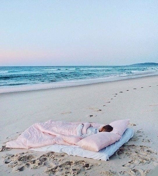 Мне кровать у моря, пожалуйста...