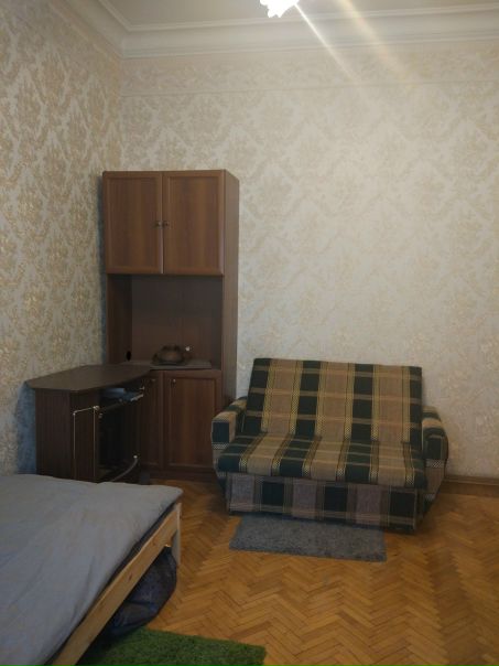 С 26 июля освобождается изолированная комната в трешке, метро маяковская-белорусская. <br>Стоимость в месяц 22 500 руб + коммуналка в районе 3 000 руб + залог 21 700 руб. <br>В двух других комнатах девушки 29ти и 32х лет, с головой дружим, не курим. <br>В квартире есть кошка - это лимит по животным. <br>В команте обычно жили мальчики, так как места маловато для вещей, а также раздолбанный диван, который, увы, нельзя вывозить. <br>Текущий сосед готов перепродать кровать, она есть на фото. <br>Одна из девушек массажистка и принимает на дому, так что до ноября будут ходить люди на массаж. <br>Писать мне в личку. - фото Фото: С 26 июля освобождается изолированная комната в трешке, метро маяковская-белорусская. <br>Стоимость в месяц 22 500 руб + коммуналка в районе 3 000 руб + залог 21 700 руб. <br>В двух других комнатах девушки 29ти и 32х лет, с головой дружим, не курим. <br>В квартире есть кошка - это лимит по животным. <br>В команте обычно жили мальчики, так как места маловато для вещей, а также раздолбанный диван, который, увы, нельзя вывозить. <br>Текущий сосед готов перепродать кровать, она есть на фото. <br>Одна из девушек массажистка и принимает на дому, так что до ноября будут ходить люди на массаж. <br>Писать мне в личку.