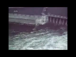 После подрыва (при отходе Красной Армии) ДнепроГЭСа погибло более 100000 человек. Немцы в это время тупо наблюдали со стороны.