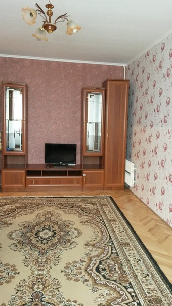 Аренда 2-ух комнатной квартиры (м. ул. Академика Янгеля)<br>47 000 руб.<br>Сдается на длительный срок просторная 2-ух комнатная квартира (55 м2) после косметического ремонта.<br>Светлая и теплая квартира с изолированными комнатами укомплектована всей необходимой для комфортного проживания мебелью и бытовой техникой: холодильник, стиральная машина, электрическая плита, микроволновка. В комнате установлен кондиционер. <br>Раздельный санузел в плитке. <br>Полы в комнатах и прихожей - деревянный паркет, на кухне - линолеум.<br>В квартире установлены новые стеклопакеты и межкомнатные двери.<br>Просторная лоджия (выход из кухни).<br>Тамбур на 4 квартиры, окна выходят в тихий и зеленый двор.<br>В доме 2 лифта (грузовой и пассажирский), консьерж. Чистый подъезд.<br>Дом расположен в 5-ти минутах ходьбы от метро, рядом находится Битцевский лесопарк. Развитая инфраструктура: торговые центры, поликлиники, школы, детские садики. <br>Из коммунальных платежей оплачиваете только электроэнергию и воду по счетчикам.<br>Депозит (47 000 руб.) возможно разбить на несколько месяцев.<br>Предпочтение семьям с детьми, строго без животных.<br><br> Чакыр - фото Фото: Аренда 2-ух комнатной квартиры (м. ул. Академика Янгеля)<br>47 000 руб.<br>Сдается на длительный срок просторная 2-ух комнатная квартира (55 м2) после косметического ремонта.<br>Светлая и теплая квартира с изолированными комнатами укомплектована всей необходимой для комфортного проживания мебелью и бытовой техникой: холодильник, стиральная машина, электрическая плита, микроволновка. В комнате установлен кондиционер. <br>Раздельный санузел в плитке. <br>Полы в комнатах и прихожей - деревянный паркет, на кухне - линолеум.<br>В квартире установлены новые стеклопакеты и межкомнатные двери.<br>Просторная лоджия (выход из кухни).<br>Тамбур на 4 квартиры, окна выходят в тихий и зеленый двор.<br>В доме 2 лифта (грузовой и пассажирский), консьерж. Чистый подъезд.<br>Дом расположен в 5-ти минутах ходьбы от метро, рядом находится Битцевский лесопарк. Развитая инфраструктура: торговые центры, поликлиники, школы, детские садики. <br>Из коммунальных платежей оплачиваете только электроэнергию и воду по счетчикам.<br>Депозит (47 000 руб.) возможно разбить на несколько месяцев.<br>Предпочтение семьям с детьми, строго без животных.<br><br> Чакыр