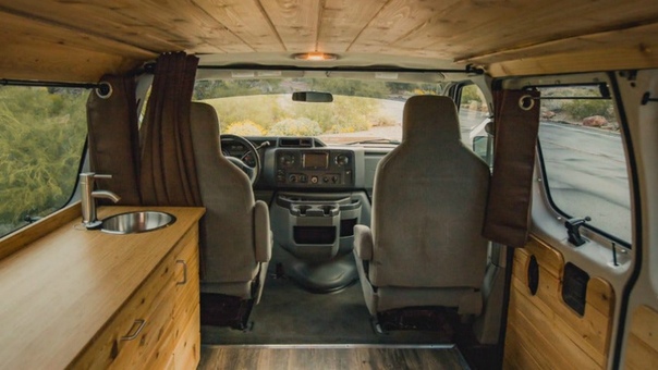 На американском рынке появились два новых производителя кемперов. Фирма Boho Camper Vans из Финикса (штат Аризона) предлагает спартанские конверсии подержанных фургонов Ford E-серии и Dodge Ram