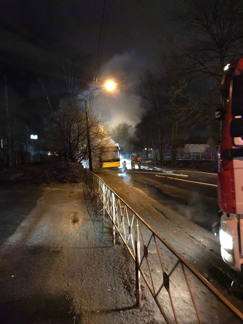 В Приморском районе Петербурга полыхал рейсовый автобус