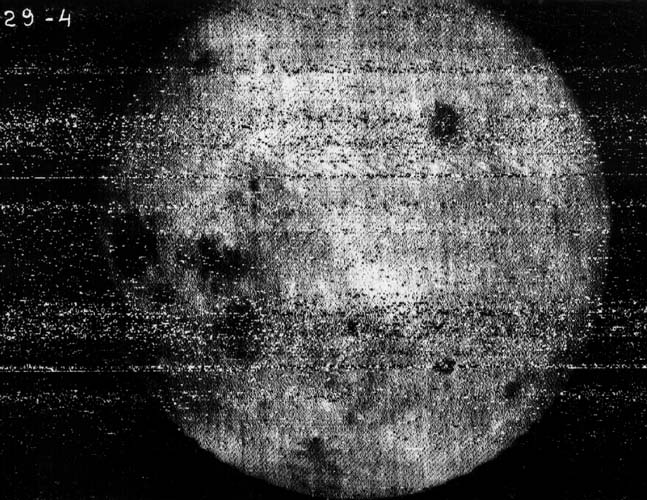 Первая фотография обратной стороны Луны, полученная АМС Луна-3 Первая фотография обратной стороны Луны, полученная АМС Луна-3