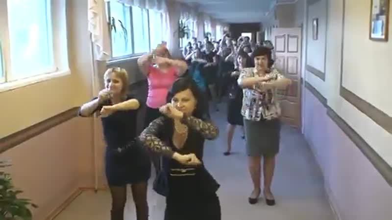 Учителя отожгли в коридоре! ))