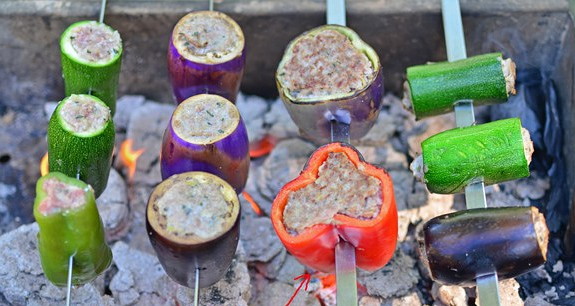 оригинальный рецепт вкуснейших шашлыков из фаршированных кабачков, сладкого перца и баклажанов. ингредиенты:баранина - 800 гр.репчатый лук - 3 шт.чеснок - 2 зубчикасухари - 3 ст.л.перец - 1/2