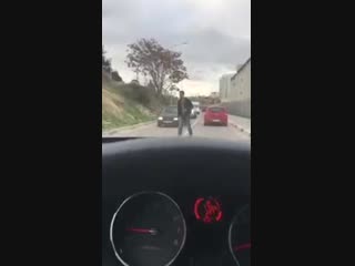 В Севастополе посреди дороги на автомобили нападал