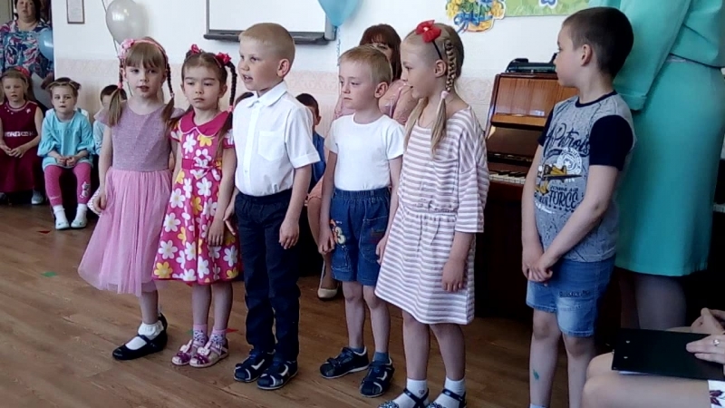 Ребята поздравляли выпускников