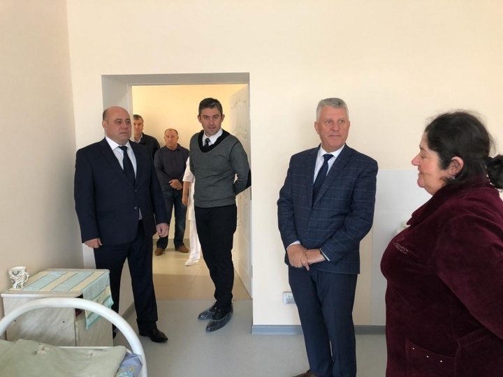 В Зеленчукской ЦРБ чиновники проверили отделения после капитального ремонта