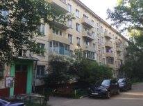 Сдам двухкомнатную квартиру на длительный срок. Освобождается с 23-го сентября, в 3-х минутах от м. Сходненская (фиолетовая ветка). Комнаты (18+10), кухня 6, ванна и туалет раздельные, балкон не застеклен, этаж 5 из 5, без лифта, окна на тихий зеленый двор, много солнца, рядом ТЦ Калейдоскоп, парк отдыха Северное Тушино и река, прогулочная зона отдыха Химкинский бульвар. Шикарное место для тех, кто любит тишину, покой и свежий воздух, но хочет иметь все нужное типа магазинов и транспорта под боком. Для семей с детьми - вокруг несколько детских площадок, школы и детские сады. Соседи очень тихие и адекватные, кроме того в целом в доме хорошая звукоизоляция. <br>Аренда 40000 рмес + коммуналка и депозит. В наличии вся необходимая мебель, холодильник, стиральная машина, плита с духовкой, интернет и телефон, беговая дорожка. Один двуспальный раскладной диван и отдельная кровать (2 этаж), если нужны еще спальные места - поставим. Можно с животными.<br>Собственник 8 (915) 431 48 38 Наталья. - фото Фото: Сдам двухкомнатную квартиру на длительный срок. Освобождается с 23-го сентября, в 3-х минутах от м. Сходненская (фиолетовая ветка). Комнаты (18+10), кухня 6, ванна и туалет раздельные, балкон не застеклен, этаж 5 из 5, без лифта, окна на тихий зеленый двор, много солнца, рядом ТЦ Калейдоскоп, парк отдыха Северное Тушино и река, прогулочная зона отдыха Химкинский бульвар. Шикарное место для тех, кто любит тишину, покой и свежий воздух, но хочет иметь все нужное типа магазинов и транспорта под боком. Для семей с детьми - вокруг несколько детских площадок, школы и детские сады. Соседи очень тихие и адекватные, кроме того в целом в доме хорошая звукоизоляция. <br>Аренда 40000 рмес + коммуналка и депозит. В наличии вся необходимая мебель, холодильник, стиральная машина, плита с духовкой, интернет и телефон, беговая дорожка. Один двуспальный раскладной диван и отдельная кровать (2 этаж), если нужны еще спальные места - поставим. Можно с животными.<br>Собственник 8 (915) 431 48 38 Наталья.