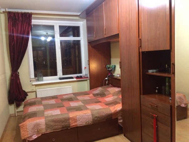 Фото: Сдается комната в 3-х комнатной квартире строго! одной девушке.<br>Без домашних животных <br>Без вредных привычек ( )  Ищем девушку:<br> возраст 20-35 лет Уважающую личное пространство <br>Аккуратную и чистоплотную <br>Платежеспособную <br> О комнате: <br>Изолированная светлая комната с огромным встроенным шкафом (2 зеркала больших)и двуспальной кроватью.  <br>Стоимость 18 333 рублей в месяц + счетчики (депозит 100 % за последний месяц) <br>В квартире есть все необходимое (стиральная машинка,микроволновка и тд) <br>Находится м.Водный стадион в пешей доступности от метро (10-15 минут пешком,6 -8 минут (2 остановки) на автобусе,остановка прямо напротив дома <br>Рядом с домом большой парк,фитнес клуб и много магазинов (Вкусвил,Пятерочка,Магнит), а также две аптеки прямо напротив дома<br>Соседки,две девушки,у каждой изолированная комната  <br>Заселение ориентировочно с 3 сентября ( но возможно рассмотреть и более ранний срок)
