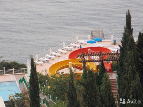 Фото: Продам достойные апартаменты в элитном доме г.Алушта ул. Чатырдагская 1а.<br>Общая площадь 70 м2. 2 эт./10 этажного новостроя. В апартаментах выполнен<br>качественный интерьер. Продаются с техникой и мебелью. Апартаменты включают в<br>себя просторные спальни и гостиную с зоной для кухни, большой балкон, санузел.<br>Дом расположен в самом тихом, зеленом и уютном районе города Алушта-<br>Профессорском уголке, на территории санатория МВД 