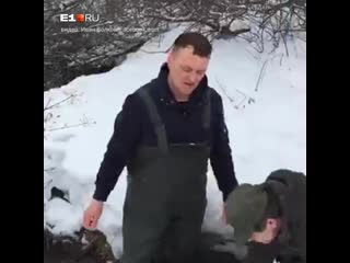 На выезде из Екатеринбурга водители очистили питьевой родник от десятков килограммов мусора