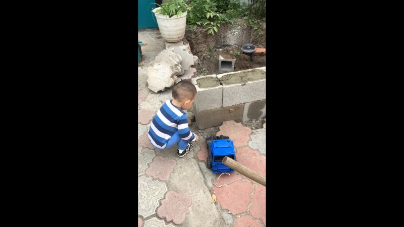 Папасына комектесип жатыр 💪🏻👏