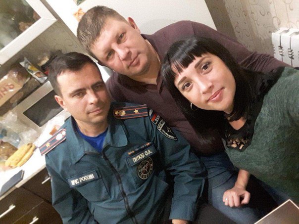 на этой домашней фотографии - анфиса кляйн, ее муж костя и ее лучший друг олег. олег - пожарный. именно олег и нашел тело анфисы на полу кинотеатра после пожара в зимней вишне. для начальника