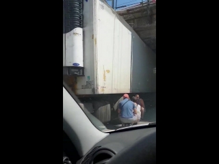Фура застряла под мостом в Волгограде