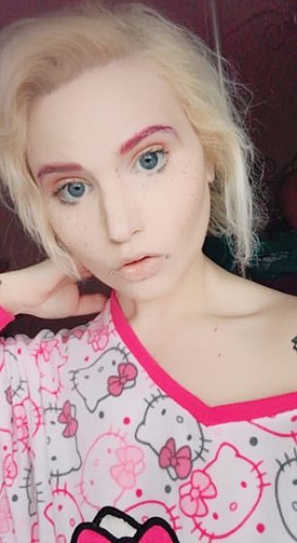 24-летняя американка видит себя человеческой куклой 24-летняя Джесс Соареш из штата Род-Айленд регулярно трансформируется в свое альтер эго - человеческую куклу. На омерзительный образ