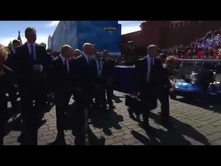 Охрана Путина оттолкнула Ветерана после парада