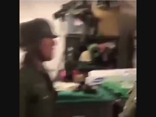 В окружении идиотов (VHS Video)