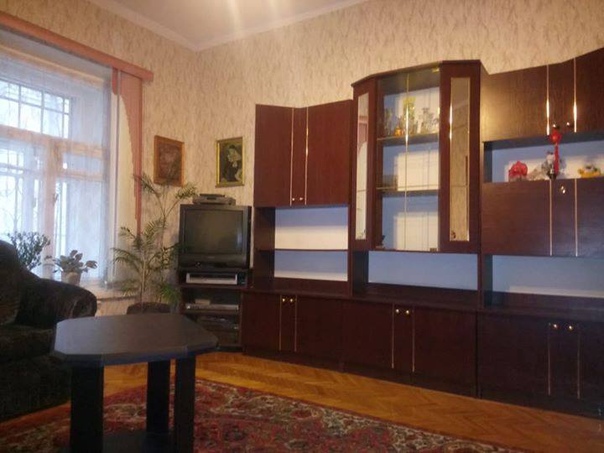 Сдается очень уютная, тихая двухкомнатная квартира в историческом центре Москвы. Адрес: Панфиловский переулок, д.5. До метро Смоленская 5 минут пешком, рядом Арбат, набережная Москвы-реки. Площадь квартиры 64/20/11.7, кухня 15. 1 высокий этаж (более 2 метров) в 5-ти этажном кирпичном доме, на окнах решетки, потолки 3.20. В большой комнате: стенка, телевизор, диван раскладной, кресло раскладное, стол большой овальный с 4 стульями, журнальный столик и большой комод для белья. В маленькой комнате: 2 книжных шкафа и прикроватная тумбочка. На кухне: набор кухонной мебели, письменный стол, обеденный раскладной стол, стиральная машина, холодильник, микроволновая печь, кофемашина. Санузел большой совмещенный. Просторный коридор с 4 шкафами. Проведен интернет. Сдается впервые. <br>Предложение от собственника. Тел.+7 968 991 32 63 Ольга.<br>Стоимость 59000 рублей + залог за один месяц + коммунальные платежи (вода и электричество). - фото Фото: Сдается очень уютная, тихая двухкомнатная квартира в историческом центре Москвы. Адрес: Панфиловский переулок, д.5. До метро Смоленская 5 минут пешком, рядом Арбат, набережная Москвы-реки. Площадь квартиры 64/20/11.7, кухня 15. 1 высокий этаж (более 2 метров) в 5-ти этажном кирпичном доме, на окнах решетки, потолки 3.20. В большой комнате: стенка, телевизор, диван раскладной, кресло раскладное, стол большой овальный с 4 стульями, журнальный столик и большой комод для белья. В маленькой комнате: 2 книжных шкафа и прикроватная тумбочка. На кухне: набор кухонной мебели, письменный стол, обеденный раскладной стол, стиральная машина, холодильник, микроволновая печь, кофемашина. Санузел большой совмещенный. Просторный коридор с 4 шкафами. Проведен интернет. Сдается впервые. <br>Предложение от собственника. Тел.+7 968 991 32 63 Ольга.<br>Стоимость 59000 рублей + залог за один месяц + коммунальные платежи (вода и электричество).