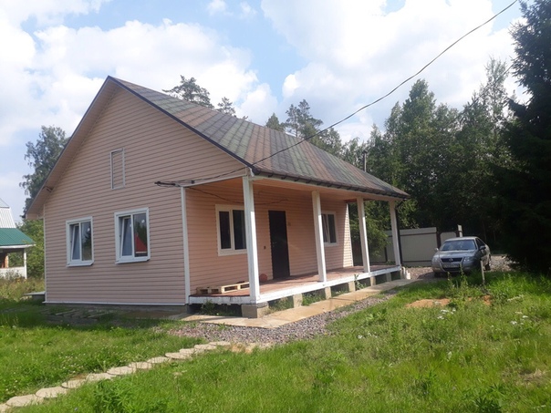 Фото: Продаётся прекрасный новый дом (2016 года) в садоводстве СНТ Фауна для круглогодичного проживания от собственника. Дом каркасный - панельно-щитовой.  Утеплён как снаружи, так внутри. Снаружи обшит сайдингом, пластиковые окна. Жилая площадь 63 квадратных метра- 2 спальни, ванная комната, большая просторная гостиная, совмещённая с кухней. +Большая светлая  терраса 18 кв.м <br>Фундамент- монолит <br>Дом продаётся с мебелью<br>Возможна достройка второго этажа под мансарду<br>Дом очень тёплый. Низкопотребляемые Батареи работают от электричества <br>Электричество проведено (15кВт), есть возможность подключиться к магистральному газу, вода проведена в дом - колодец  на участке (6 колец) , канализация<br>Вокруг дома проложен дренаж<br>Ровный участок  8 соток <br>Дом зарегистрирован. Оформлен как жилой<br>В 3-х минутах ходьбы лес, недалеко магазин, автобусная остановка. Удобная близость выезда на КАД (5км)<br>15 минут от Петродворца (фонтанов и парков)<br>По всем вопросам:<br>+7 (921) 861-10-81 Алексей