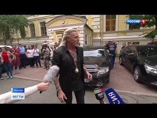 Никита Джигурда устроил у Мосизбиркома шоу с волынщиками и подписями (2018)