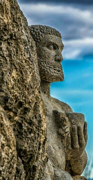 Статуя греческого героя на западе Ирана Гора Бехистун (провинция Керманшах) славится своим древним культурным комплексом. Этот комплекс внесён в список Всемирного наследия ЮНЕСКО, и известен он